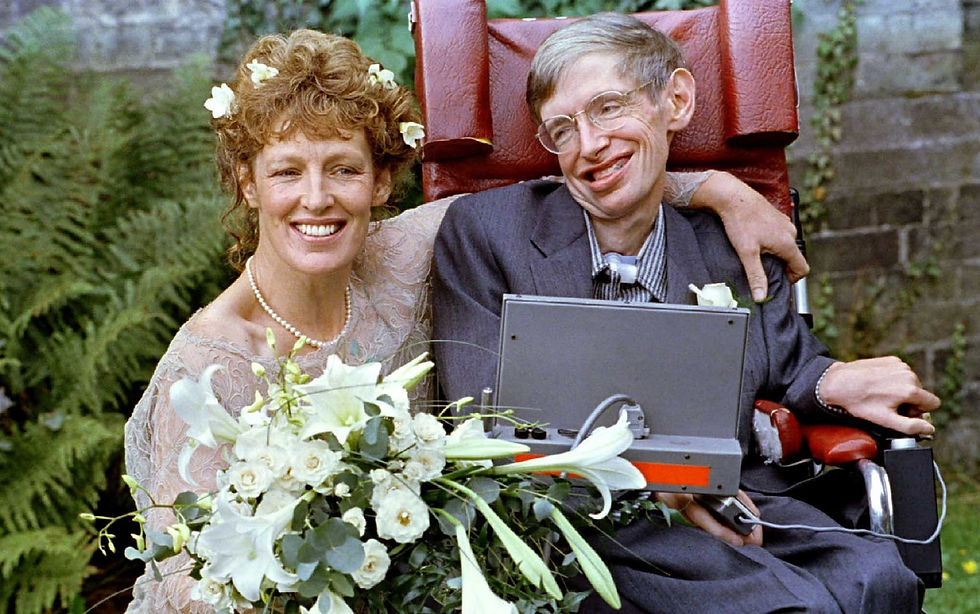 Hawking e sua nova noiva Elaine Mason logo cerimônia de casamento, em setembro de 1995 (Foto: Russell Boyce / Arquivo / Reuters)