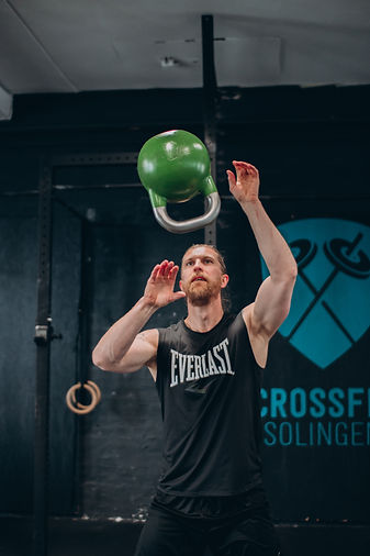 Mann mit Kettlebell