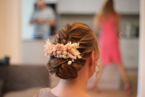 Hochsteckfrisur mit Blumen im Haar