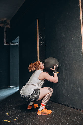 Frau macht Wallballs