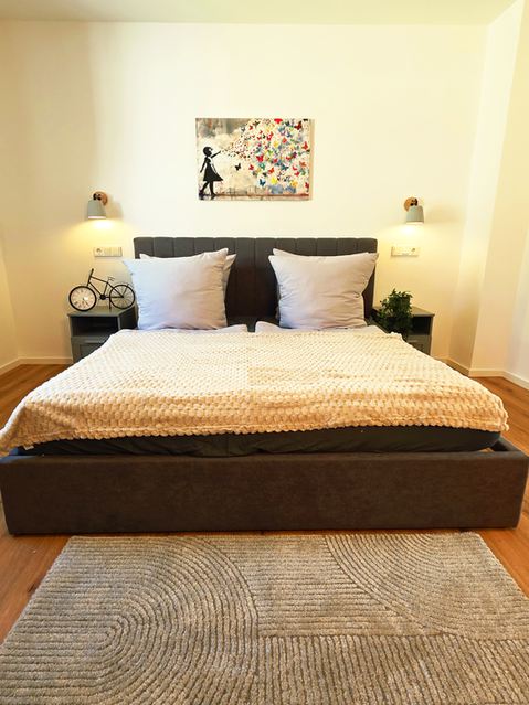 Komfortables Doppelbett mit hochwertiger Bettwäsche – ideal für erholsamen Schlaf im Urlaub
