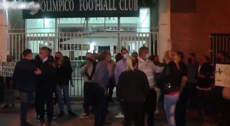 Villa Gobernador Gálvez: abrazo solidario de vecinos para evitar el remate del Club Olímpico.