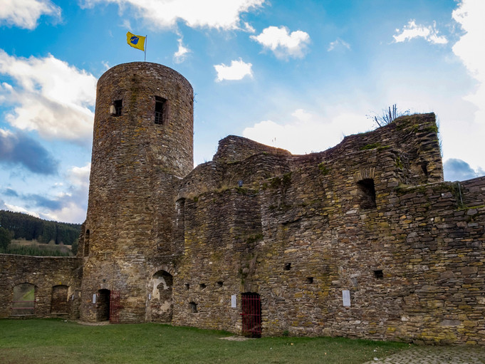 Innenhof Burgruine Reuland