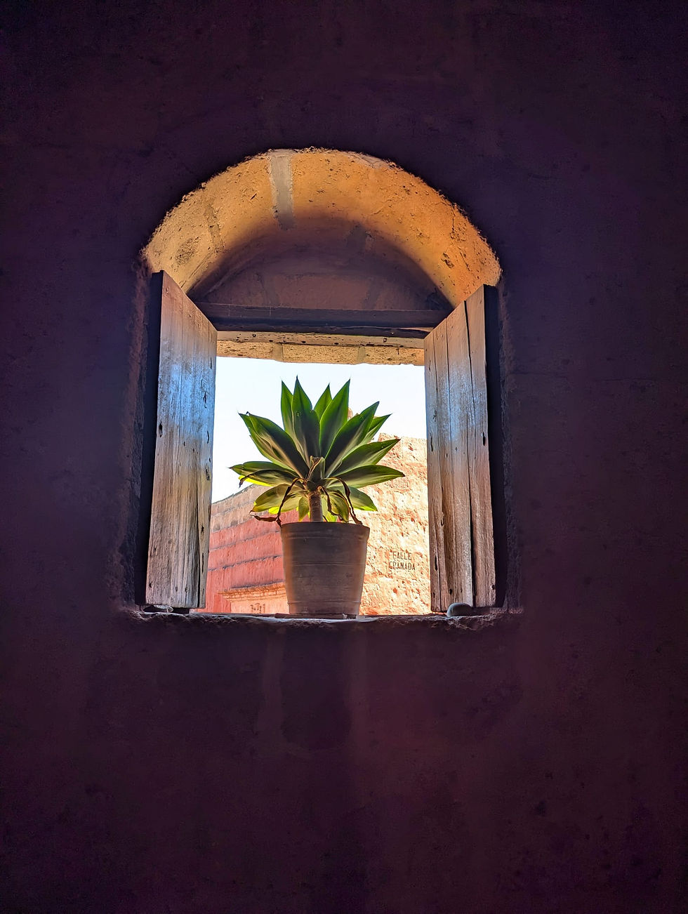 Une connexion plus profonde avec soi-même et avec l'univers s’ouvre dans le silence de l’être.