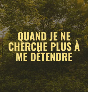 Forêt verte en fond, avec le texte jaune Quand je ne cherche plus à me détendre, ambiance calme et apaisante.