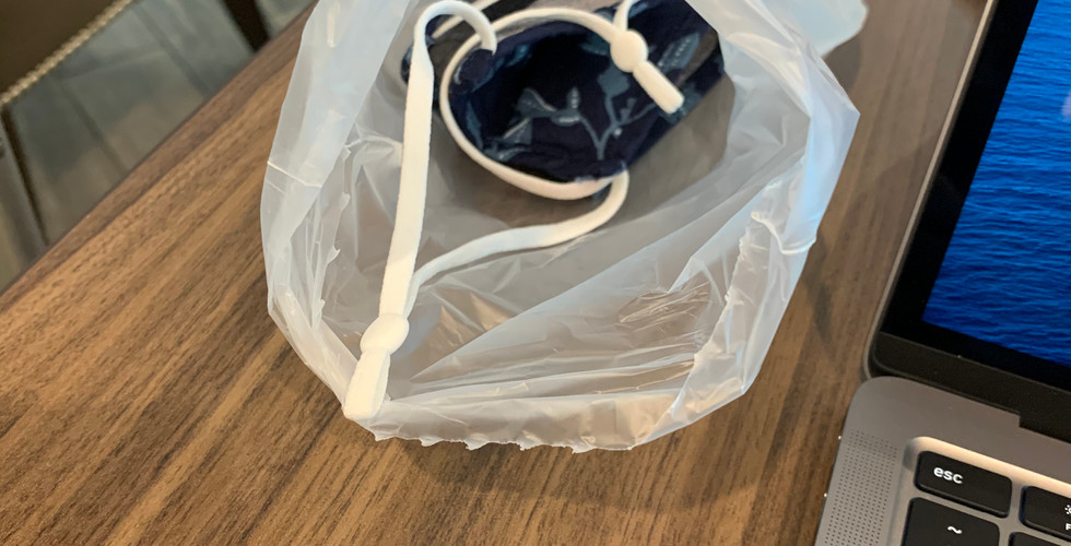 Restaurants in CUN airport gave bags for mask safe keeping during meal time.