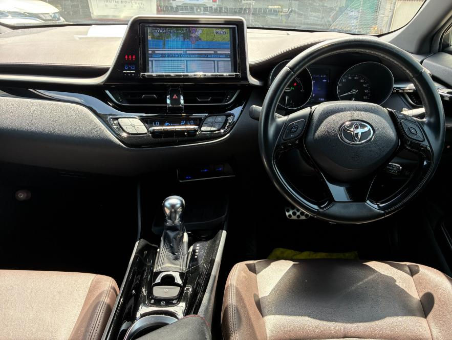 サムネイル： Toyota C-HR Hybrid G   A2652