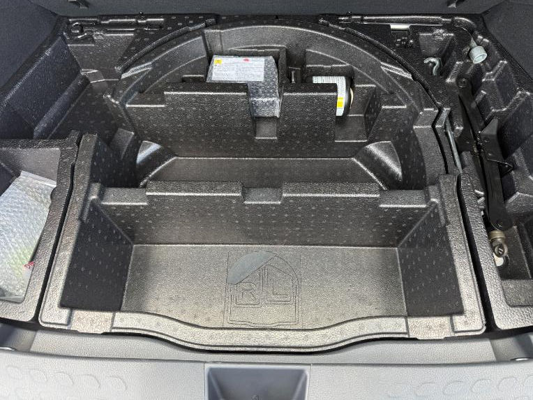 サムネイル： Toyota C-HR Hybrid G grade     A0444