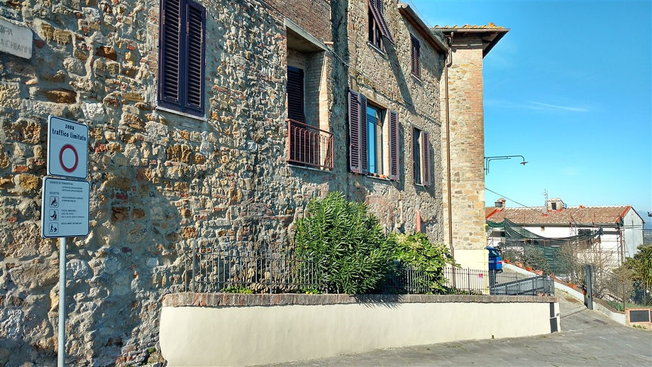 Edificio in pietra, casa di riposo Gambassi visto da fuori