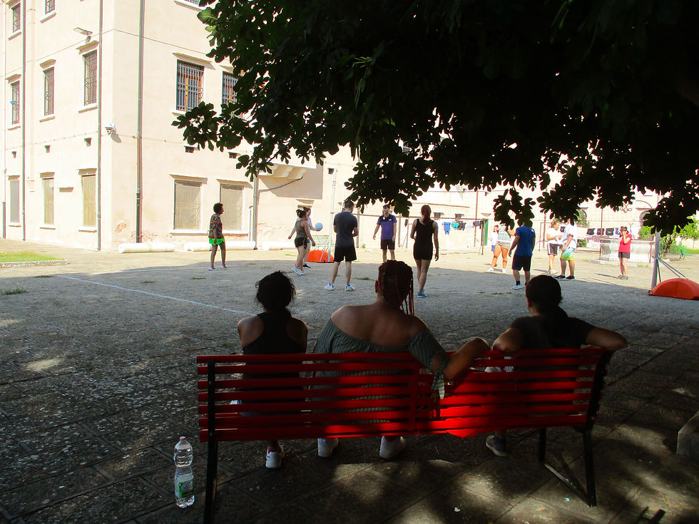 cortile del carcere con detenute