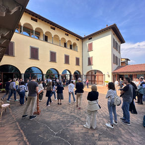 gruppo di persone su una terrazza