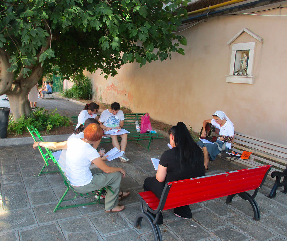 persone su panchine che leggono nel cortile del carcere