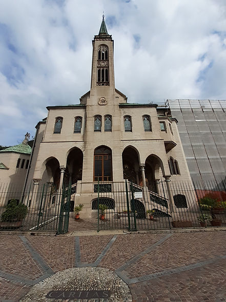 Veduta dal basso del santuario di Lovere