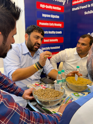 Farmers receiving cattle feed consultancy from Shahi Feed team.