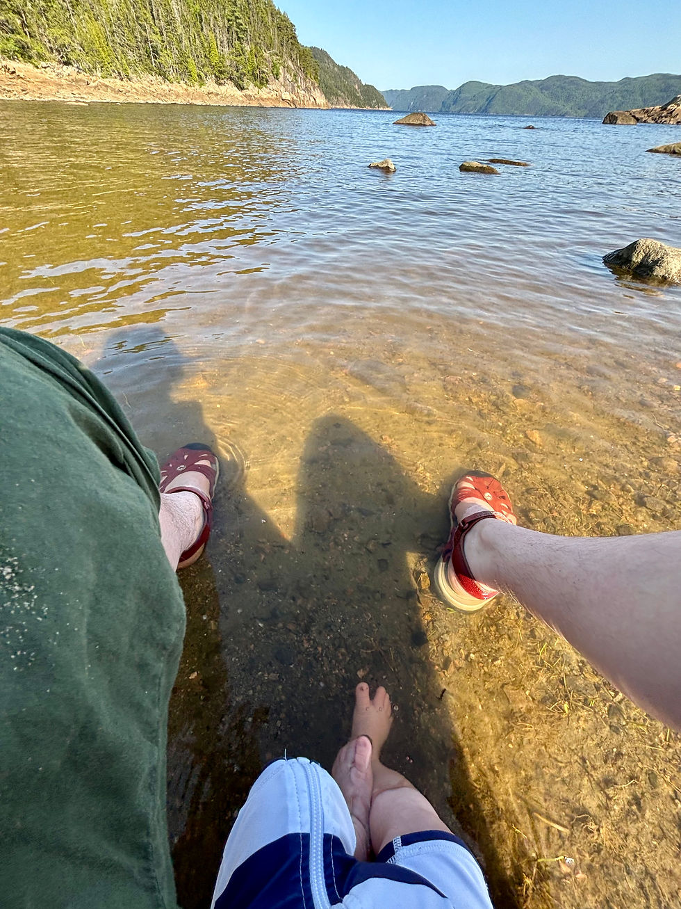 Les deux pieds dans l'eau du Fjord
