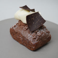 チョコキャロットケーキ

【Gluten-Free：グルテンフリー】

■660 yen (tax inc)

グルテンフリーのチョコレートキャロットケーキ。
メースのスパイスが効いた、冬らしい味わいです。
カカオの香りとガナッシュをお楽しみください。


