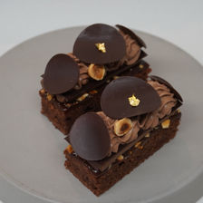 キャラメルショコラノワゼット

■720 yen (tax inc)

ヘーゼルナッツが芳醇に香るダックワーズ生地にまろやかでコク深いキャラメルガナッシュ、なめらかでビターなチョコレートクリームを幾層にも重ねました。


