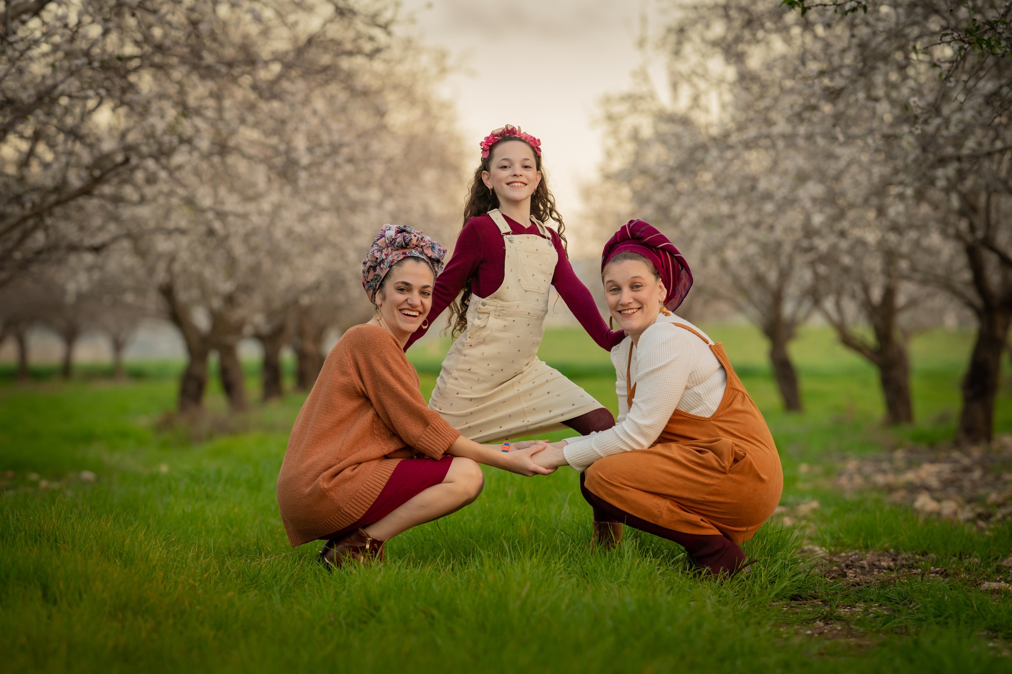 דוגמה לתמונה מבוק בת מצווה. להגדלה לחצו עליה. שתי אמהות מחזיקות יחד את בתם. 