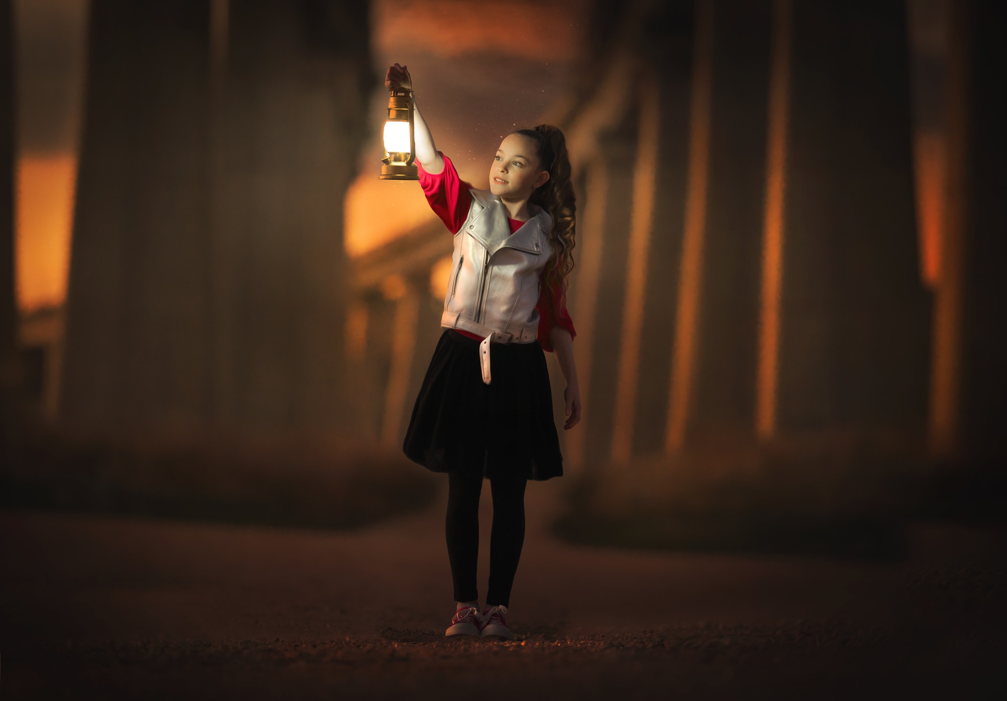 דוגמה לתמונה מבוק בת מצווה. להגדלה לחצו עליה. נערה אוחזת עששית בשקיעה על רקע גשר גדול