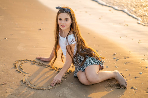 נערה מחייכת בחוף הים. דוגמה לבוק בת מצווה