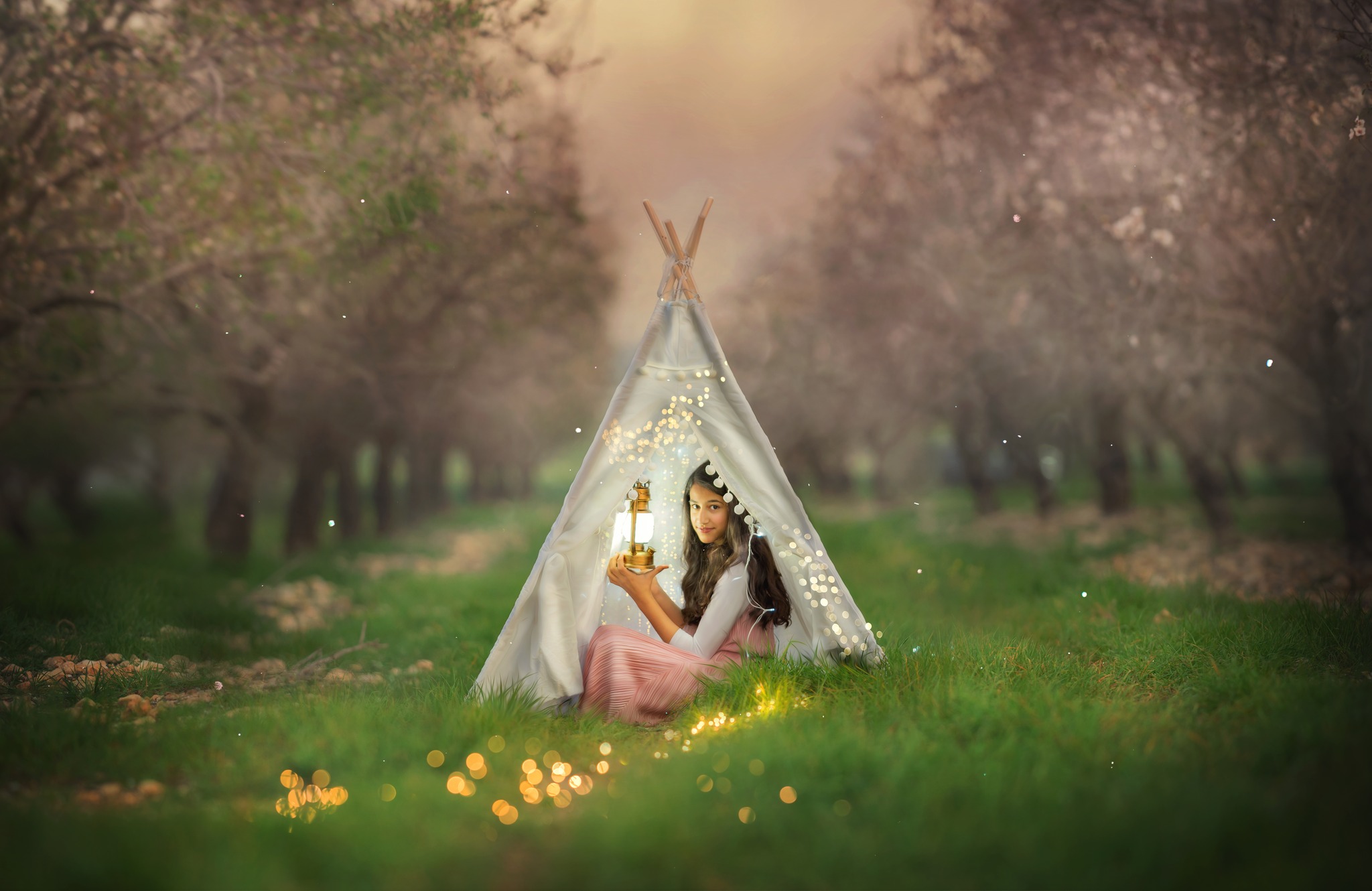 דוגמה לתמונה מבוק בת מצווה. להגדלה לחצו עליה. נערה יושבת בתוך אוהל עם אורות סביבה