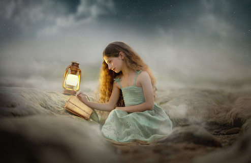 נערה יושבת על רקע כוכבים עם עששית