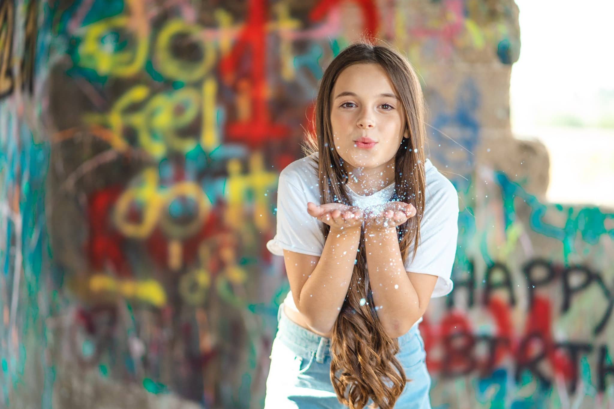 דוגמה לתמונה מבוק בת מצווה. להגדלה לחצו עליה. נערה עומדת על רקע קיר גרפיטי