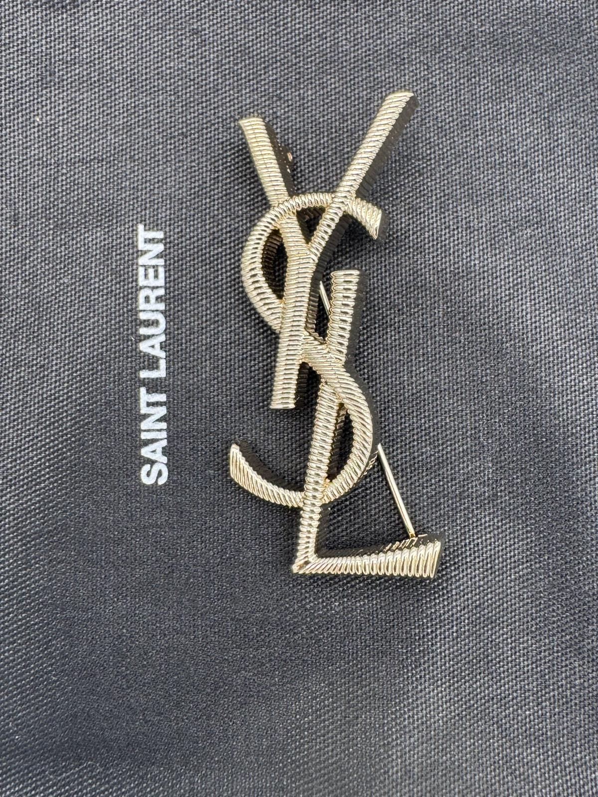 Broche “Monogramme YSL” en métal doré – SAINT LAURENT