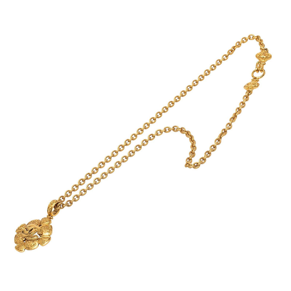 Miniature : Chanel – Collier plaque or avec pendentif trèfle arabesque et logo CC