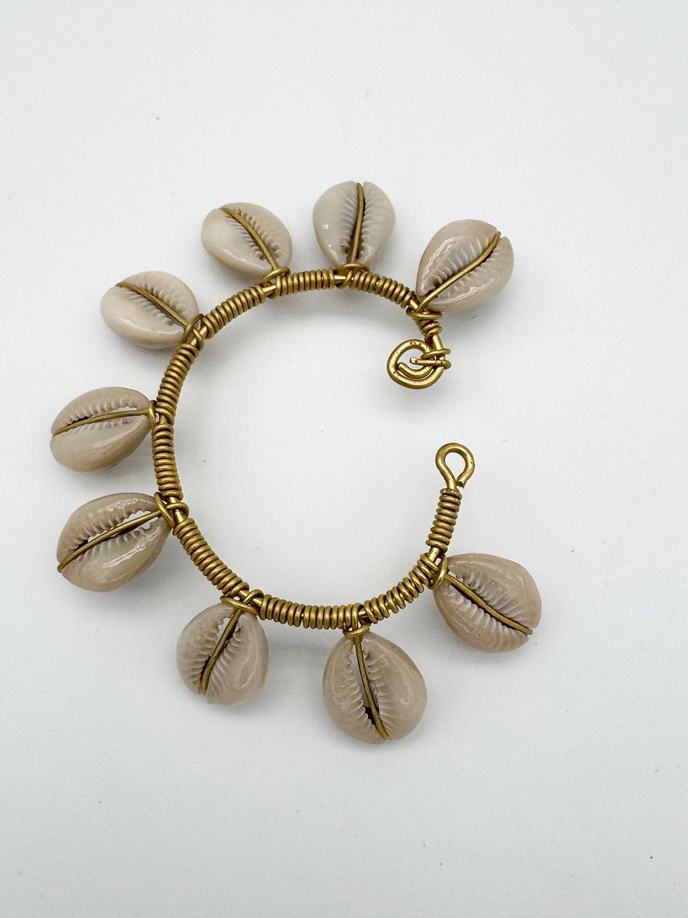 Miniature : Tour d’oreille en coquillage cauri et laiton doré – Pièce artisanale unique