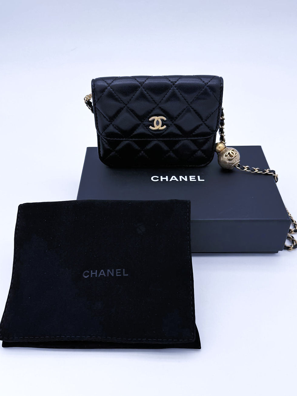 Miniature : Mini Flap “Pearl Crush” en cuir d’agneau noir et or vieilli  – CHANEL