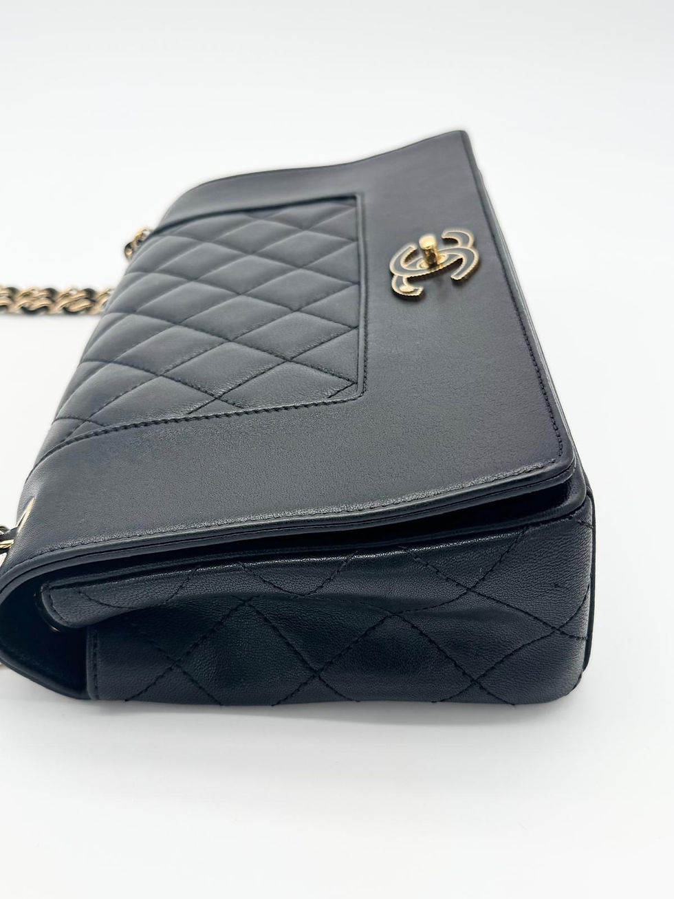 Miniature : Sac “Mademoiselle” en cuir d’agneau noir et métal doré – CHANEL (2016)