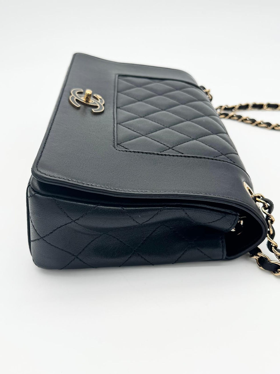 Miniature : Sac “Mademoiselle” en cuir d’agneau noir et métal doré – CHANEL (2016)