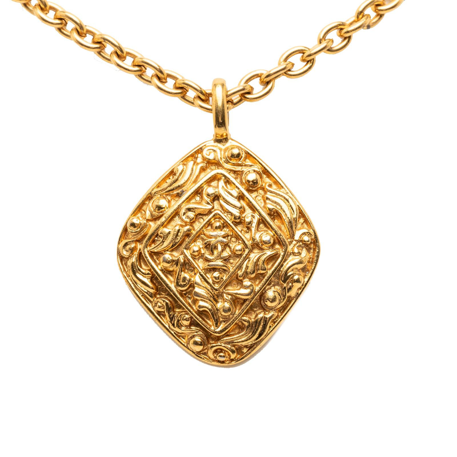 Chanel –  Collier pendentif losange martelé en métal doré – CHANEL