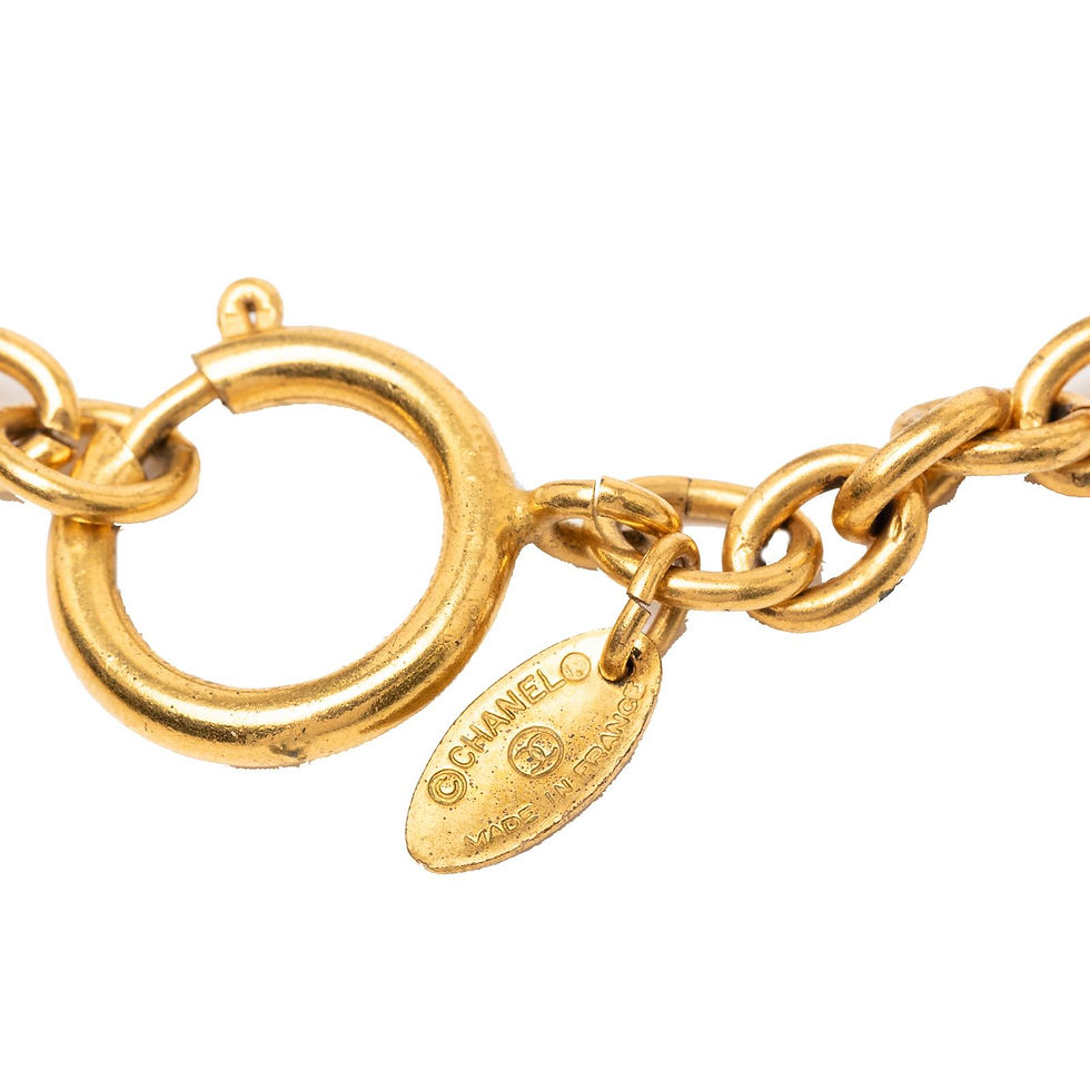 Thumbnail: Chanel –  Collier pendentif losange martelé en métal doré – CHANEL