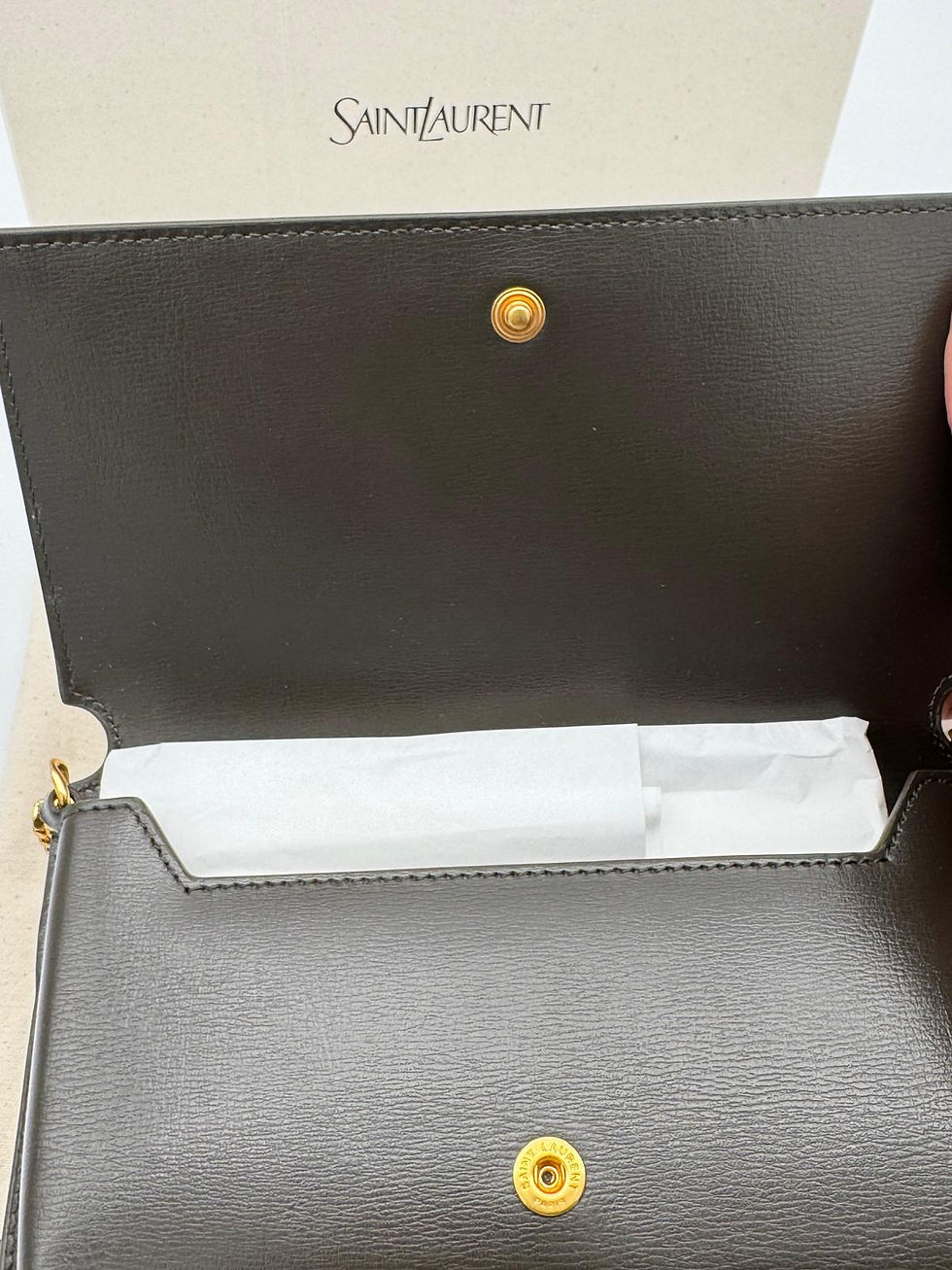 Miniature : Étui téléphone “Cassandre” en cuir grainé kaki army foncé – SAINT LAURENT PARIS