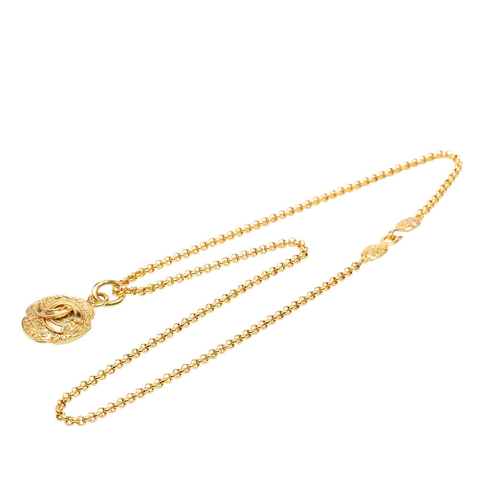 Thumbnail: Chanel – Collier pendentif CC médaillon texturé  et logo CC