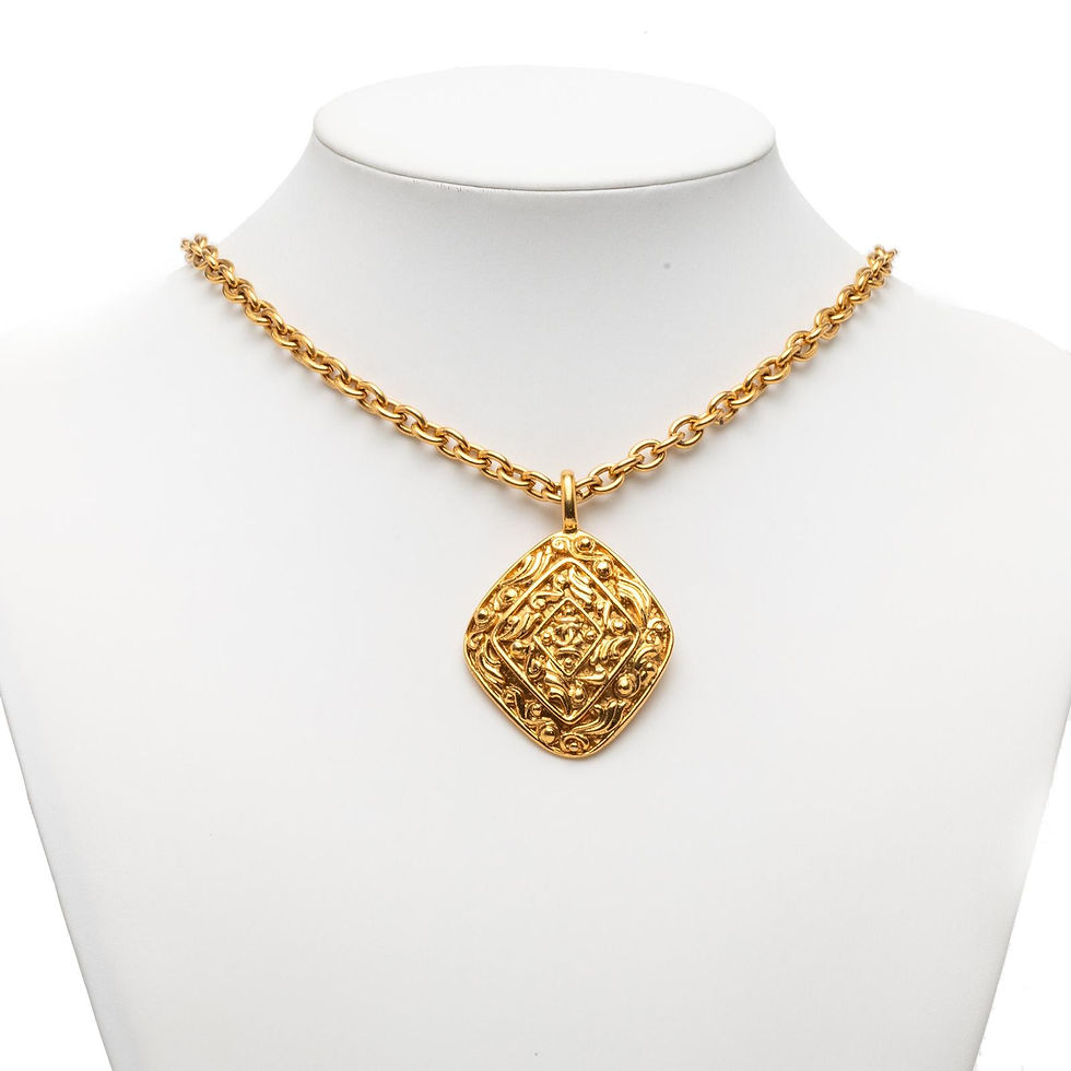 Thumbnail: Chanel –  Collier pendentif losange martelé en métal doré – CHANEL