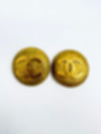 Miniature : Boucles d’oreilles “Médaillon CC Texturé” en métal doré – CHANEL