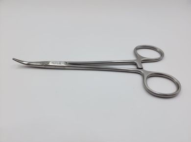 Pinza mosquito curva
