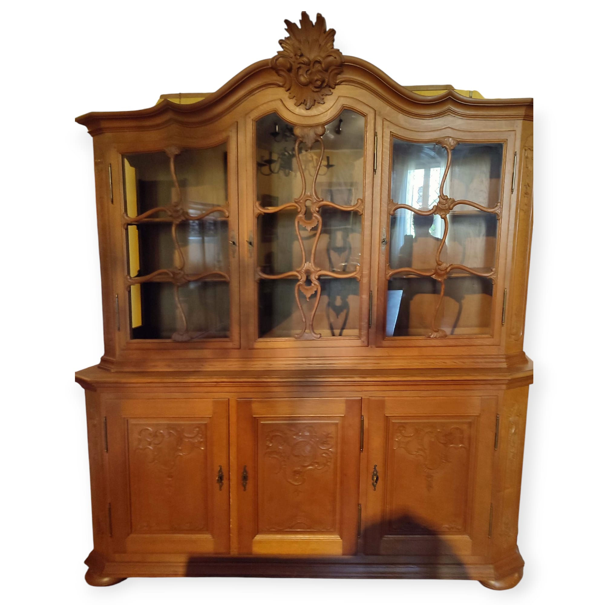 Credenza in rovere con cimasa scolpita a motivi floreali, Francia XIX secolo