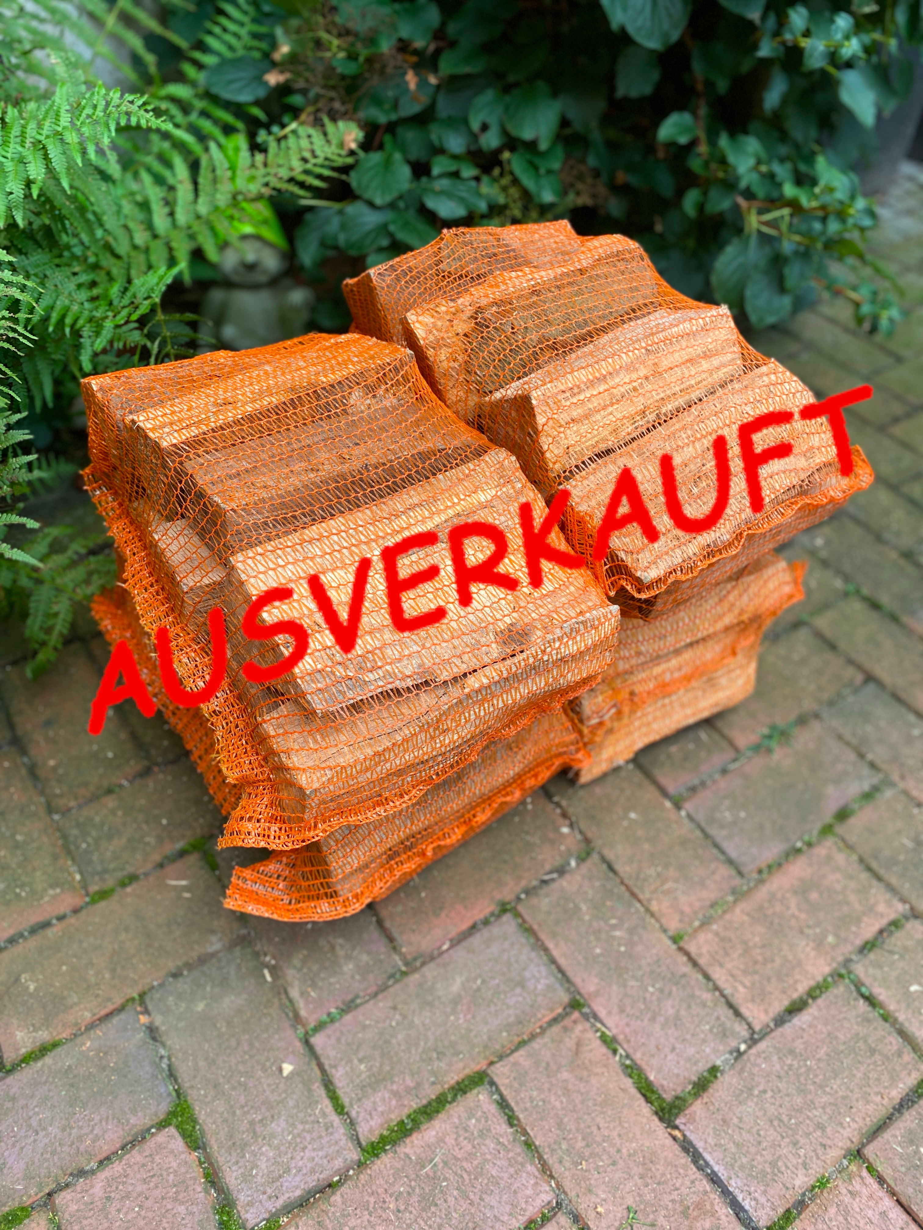 Holzstapel mit dem Wort AUSVERKAUFT, Brennholz / Kaminholz – reine Buche.