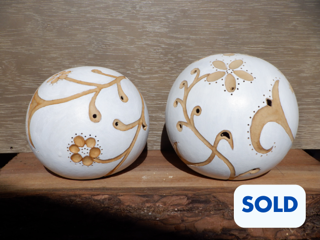 Thumbnail: Simple white globes