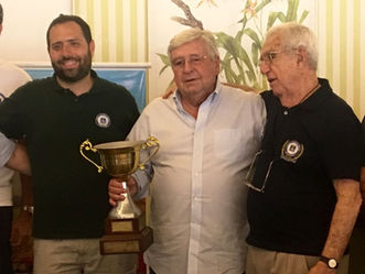 José Vaz de Carvalho recebe a Taça Armando Maia, em evento no Itanhangá Golf Club.