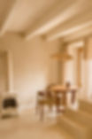Architecture intérieure d'une maison de caractère rénovée par Aude Bellec, architecte d'intérieur en Corse-du-Sud. Les matières naturelles, la lumière et les volumes épurés révèlent une architecture sobre, sensible et intemporelle.