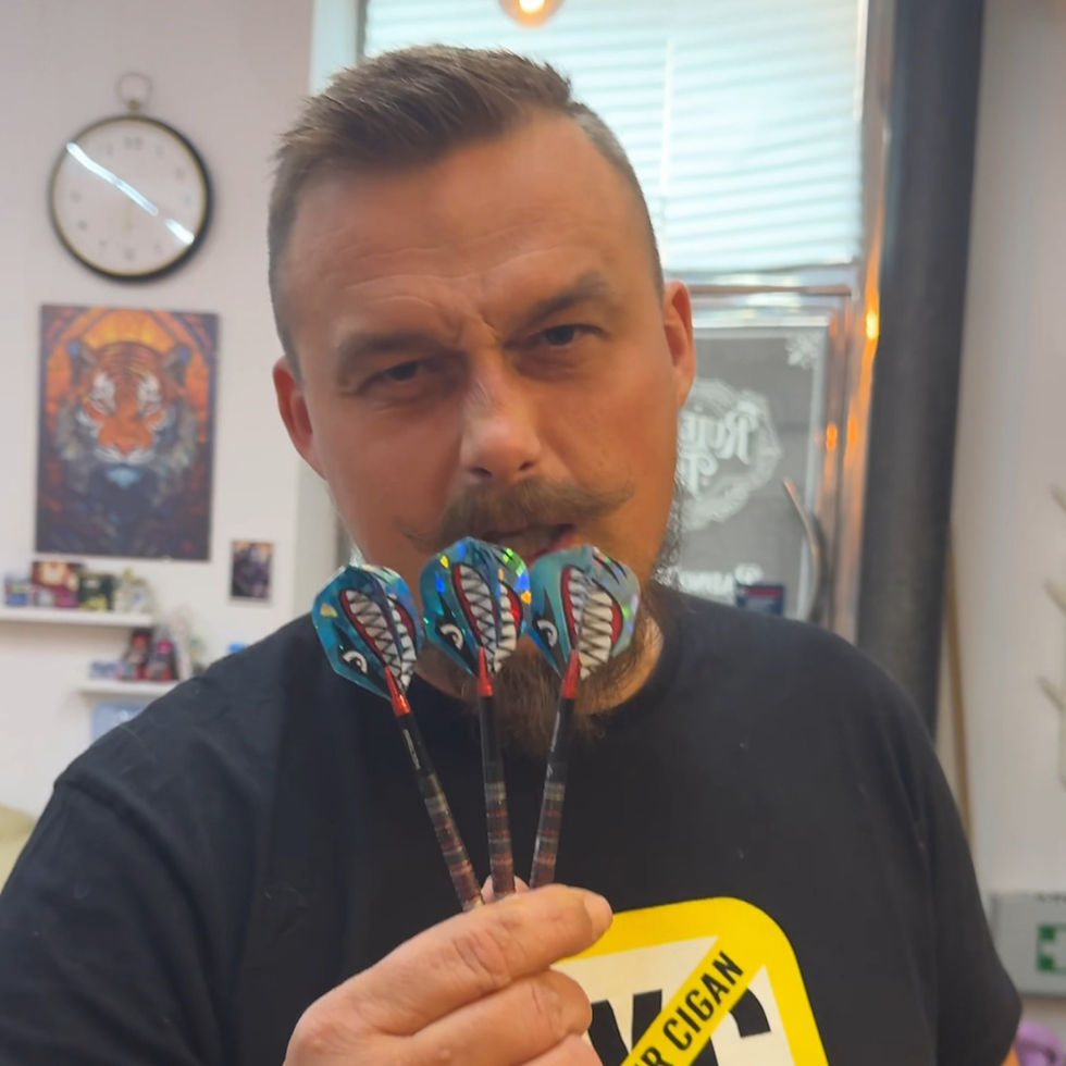 Kristijan – drugi sudionik Tattoo Pikado izazova u Rule Tattoo studiju Zagreb, drži pikado strelicu prije tetoviranja.