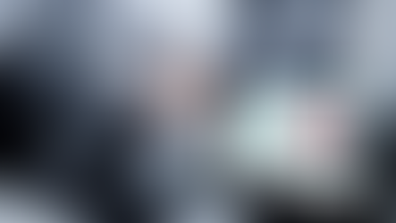 Maschinenraum mit Desktop, Tablet und Smartphone davor.