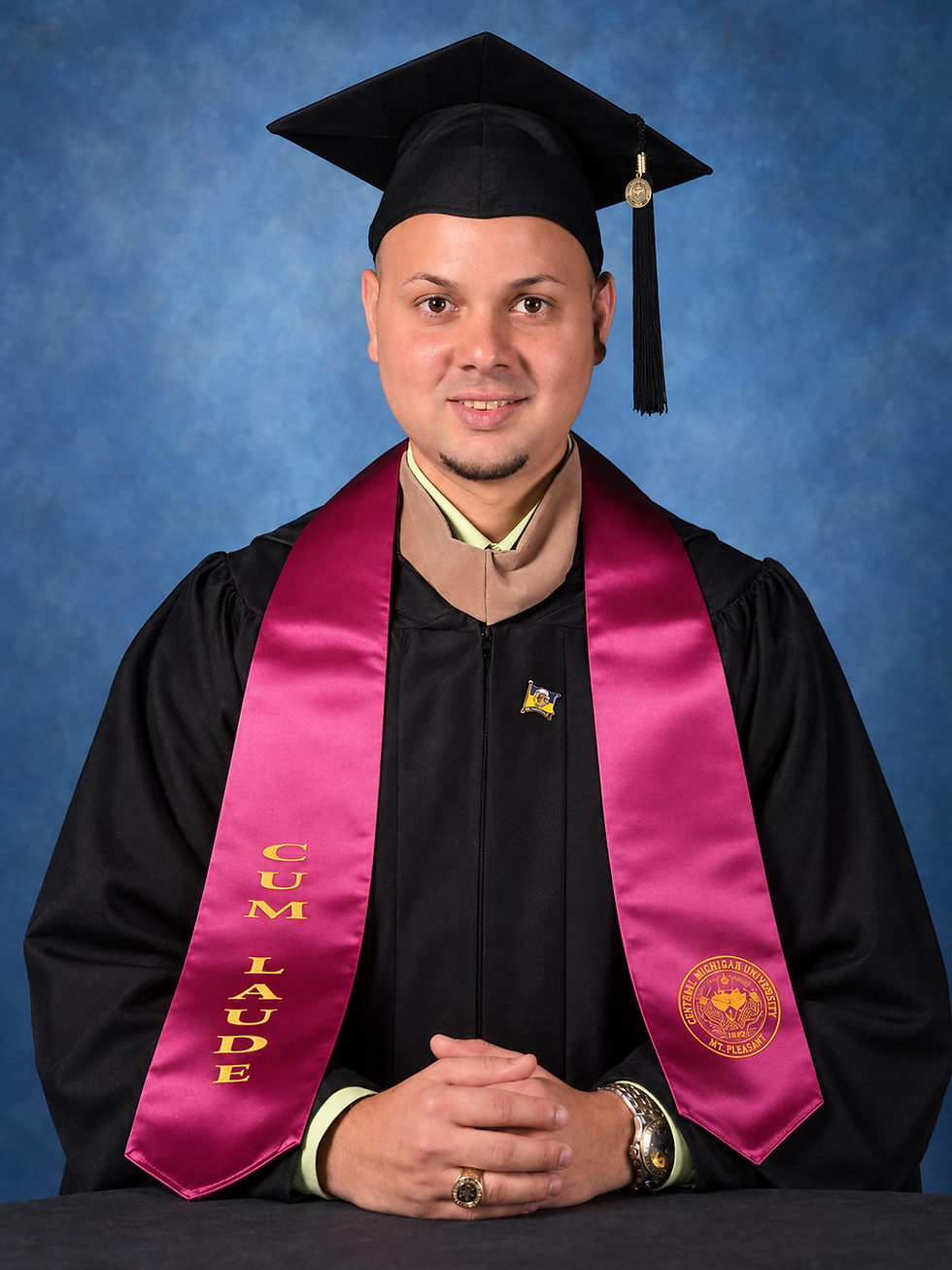 Foto de Graduacion Gabo Sola .png