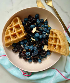 frutos del bosque con medio waffle belga (1).jpeg