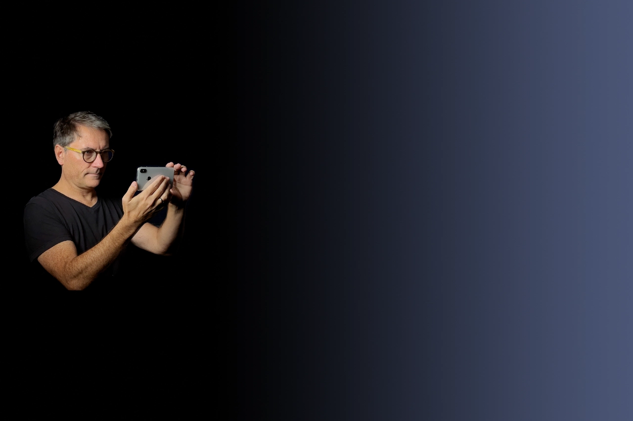 Lionel fondnoir bleu.webp
